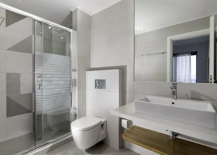 Villa Serene With Swimming Pool In *