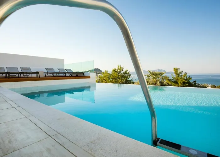 Serene With Swimming Pool In Villa *