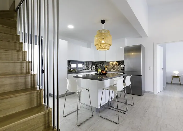 Serene With Swimming Pool In Villa Líndosz