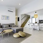 ヴィラ Serene With Swimming Pool In *